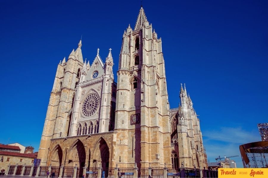 View of León Cathedral with scenic mountains in the background, a stunning historic site and one of the best places to visit in Spain for first-time travelers.