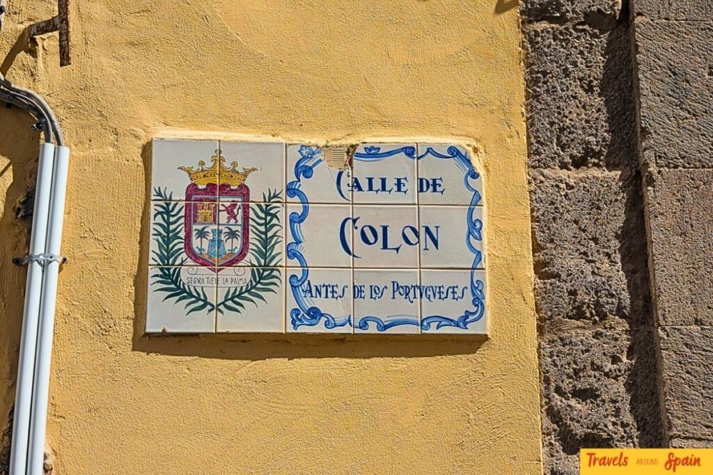 Casa de Colón courtyard in Las Palmas with central fountain, palm tree, and colonial architecture featuring wooden balconies