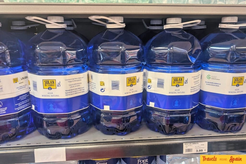 Solan de Cabras 5L water containers with handle priced at €3.99 in Gran Canaria supermarket