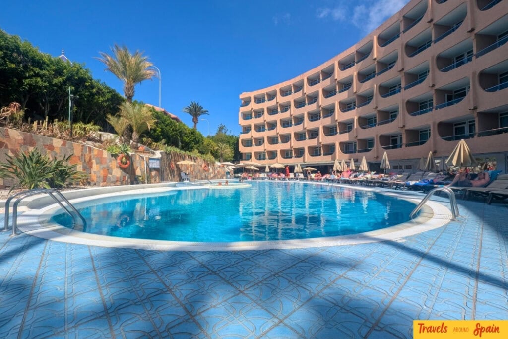 Large heated pool with sun loungers at Mur Apartments Buenos Aires Maspalomas showing excellent facilities