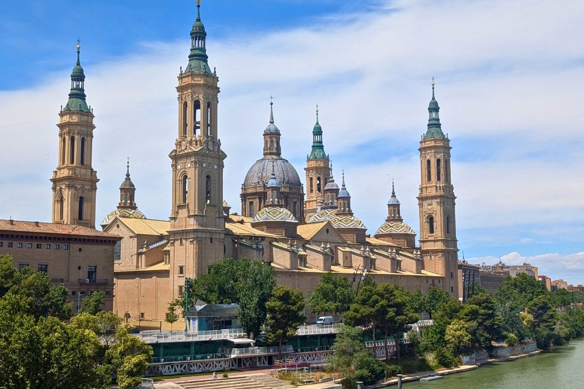 Basílica del Pilar on the banks of the Ebro river, Zaragoza
