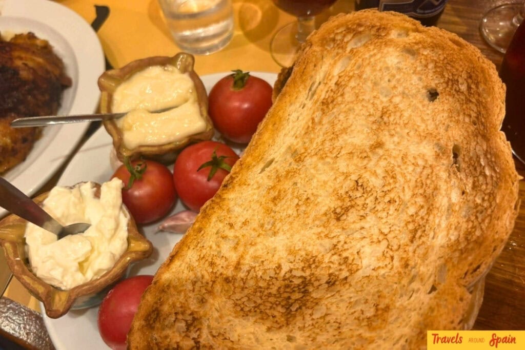 Pan con tomate ingredients served at La Oca in Sitges.