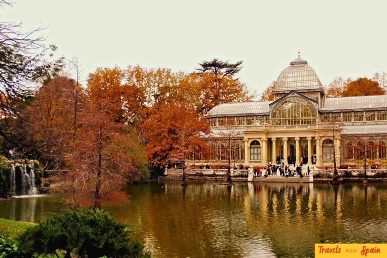 Autumn colours at Retiro Park in Madrid, perfect for day trips.