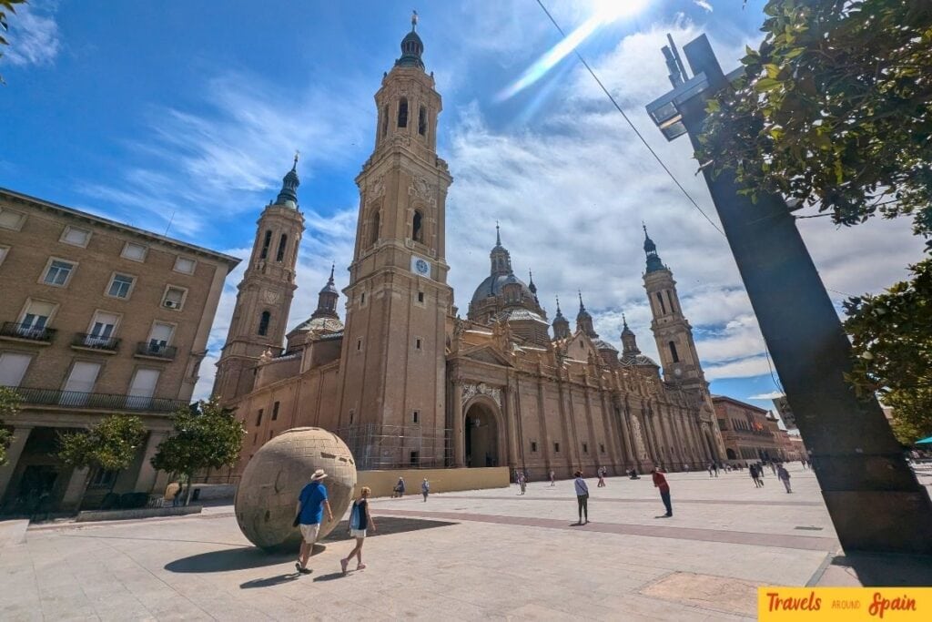 Plaza del Pilar in Zaragoza with the Basílica del Pilar in the background.