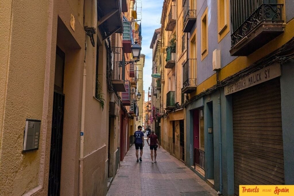 Narrow alleyway in Zaragoza old town.