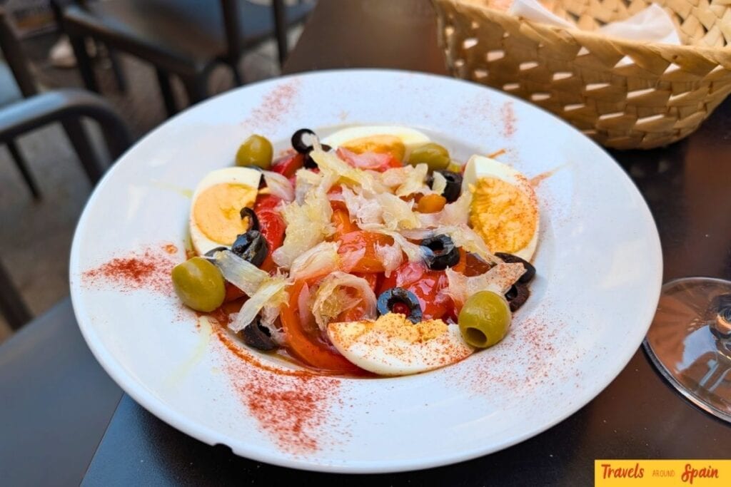 Traditional esgarraet served at Tasquita del Mar in Valencia