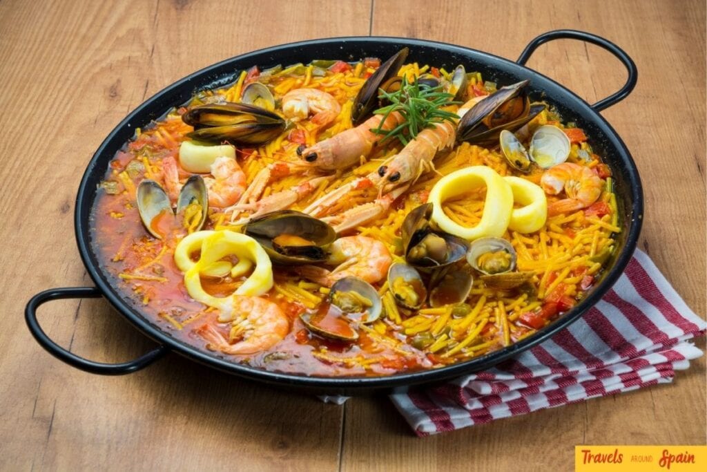 Traditional fideuà served in Valencia
