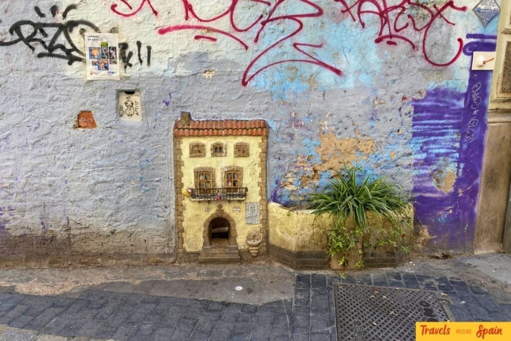 The miniature House of Cats hidden in El Carmen, Valencia
